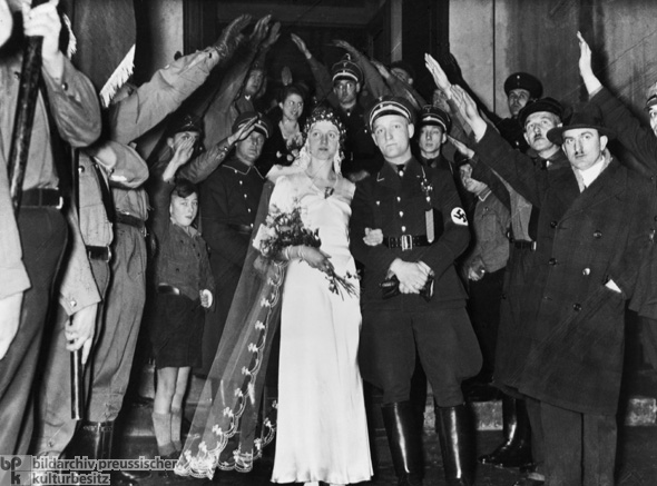 Kirchliche Trauung eines SS-Mannes in Uniform (1934)